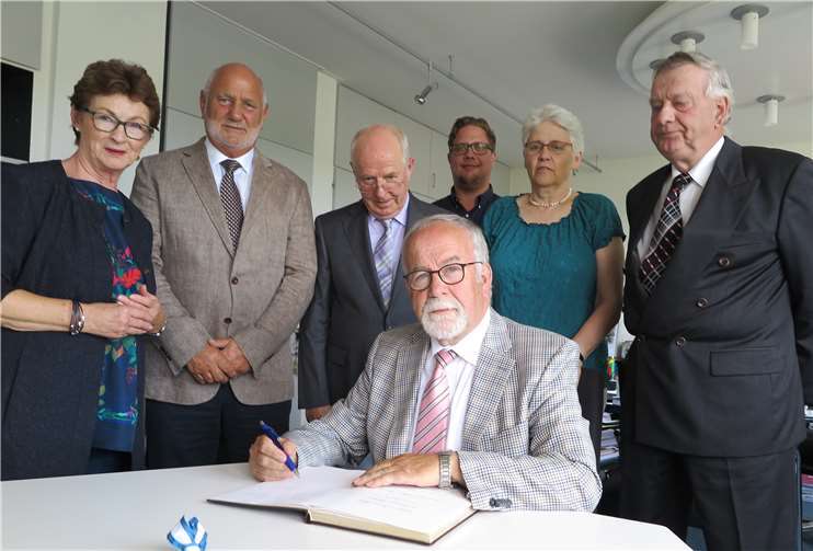 V.l.: BMin Renate Offergeld, Heinz Krupp, Friedel Reinartz, Wilhelm und Roswitha Ippendorf, Hans Ippendorf sowie BG Swen Christian (hinten). Gemeinde Wachtberg/mm