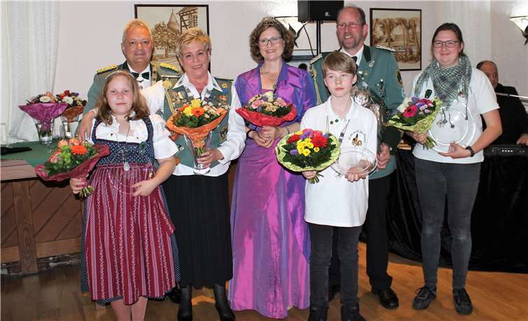 V.l.: Bambinikaiserin Hannah Enders, Brudermeister Walter Hohnerbach, Schützenliesel Dr. Evelyn Mros, Königspaar Rolf und Vera Mahlberg, Schülerprinz Tobias Glock und Jungschützenkaiserin Katharina Rosenthal.
