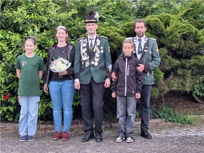 V.l.: Bambiniprinzessin Mia Remmel, Schützenkönigin Catherine Sesterhenn, Schützenkönig Felix Stenzel, Schülerprinz Jakob Durben und Scheibenkönig Christof Durben.  Foto: privat