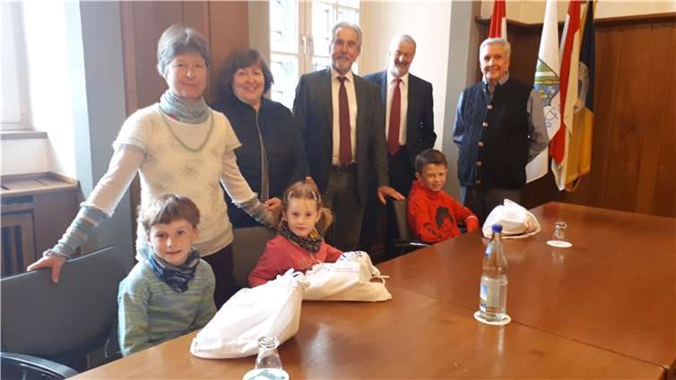 V.l.: Beate Lang die mit ihren zwei Enkelkindern an der Stadt-Rallye teilgenommen hatte, Bettina Gillrath stellv. für ihre Tochter Alina, Dr. Hans Georg Faust, Louis Krupp und von der Fair Trade Steuerungsgruppe Ulrich Runkel sowie Horst Engling. Foto: Hans-Joachim Schmitz