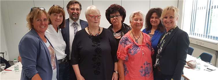 V.l.: Beisitzerin llka Rick, Beisitzerin Karin Schulze, Markus Pütz, Vorsitzende Dorothee Götte, Zweite Vorsitzende Petra Herf, Beisitzerin Karin Tenorth , Claudia Starke (adaptiert) und Kreisvorsitzende Monika Grünewald.privat