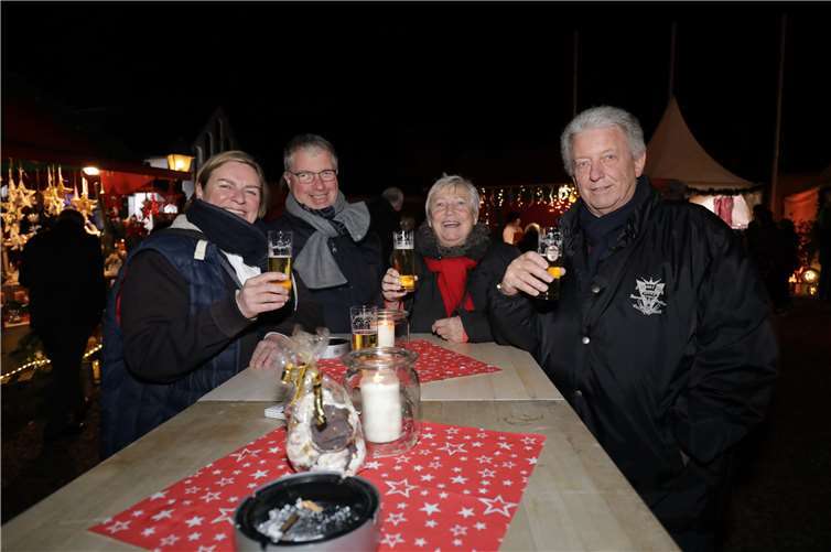 V.l.: Beke Pösken, Christoph Feyerabend, Uschi und Harald Reichert kommen jedes Jahr zum Martinsmarkt.Fotos: CEW