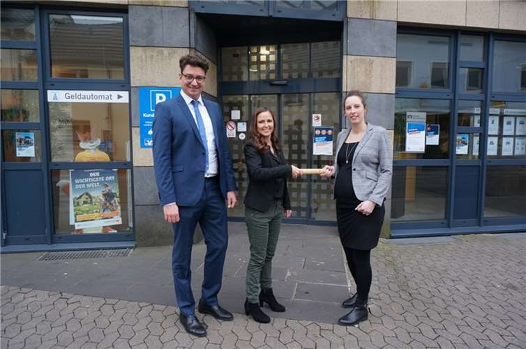 V.l.: Bereichsleiter Regionalmarkt Rhein, Christian Kehr, mit der neuen Teamleiterin Sonja Wey, die den Staffelstab von Natalie Harprath erhält. Foto: VR Bank