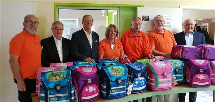 V.l. Bernd Grendel (Asbacher Tafel), Jürgen Franz (LC Rhein-Wied), Klaus Tang (Past-Präsident des LC Rhein-Wied), Ursula Prusseit (Vorsitzende Asbacher Tafel), Gottfried Assenmacher (Asbacher Tafel), Josef Lauxen (Asbacher Tafel), Hellmuth Buhr (Vorsitzender des Fördervereins LC Rhein-Wied).privat