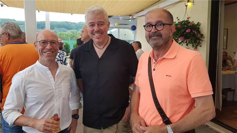 Spiel, Spaß und Gemeinschaft V.l.: Bernd Oster, André Reichenthaler und MdL Peter Moskopp im Gespräch. Foto: privat