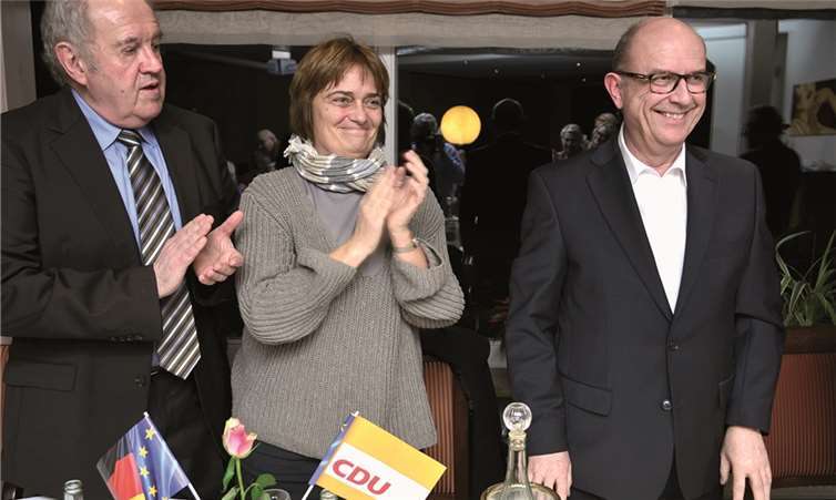(V.l.) Bernhard Wiemer und Ute Stuhlträger Fatehpour applaudierten dem frisch gewählten CDU Bürgermeisterkandidaten Michael Kessler. HEP