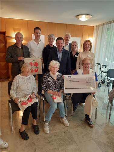 V.l.. Bert Spilles, Kevin Abel, Sabine Keinert, Holger Jung, Christian Dürig, Inessa Moser, Teilnehmerinnen des Sturzprophylaxe-Kurses. Foto: Bürgerstiftung Meckenheim