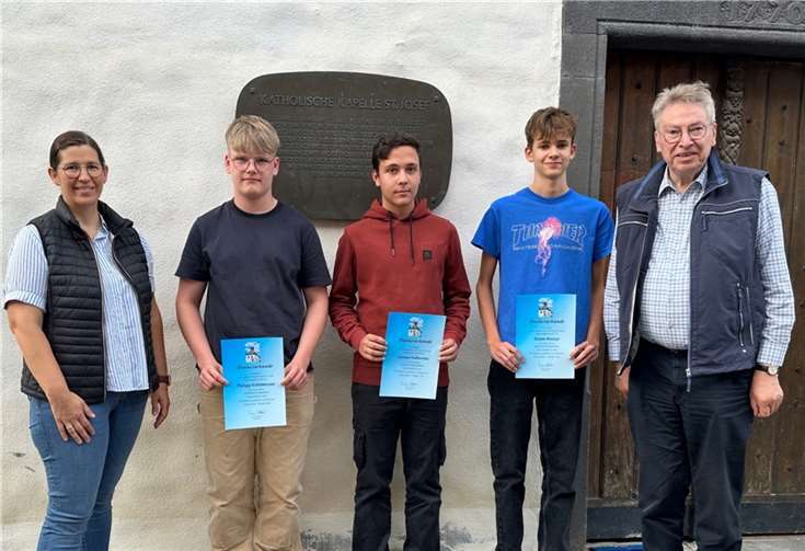 V.l. Betreuerin der Messdiener, Natascha Gies, Philipp Schlottmann, Gereon Faßbender, Simon Knieps und der Vorsitzender des Kapellenvereins Werner Schüller.  Foto: Anna Gies