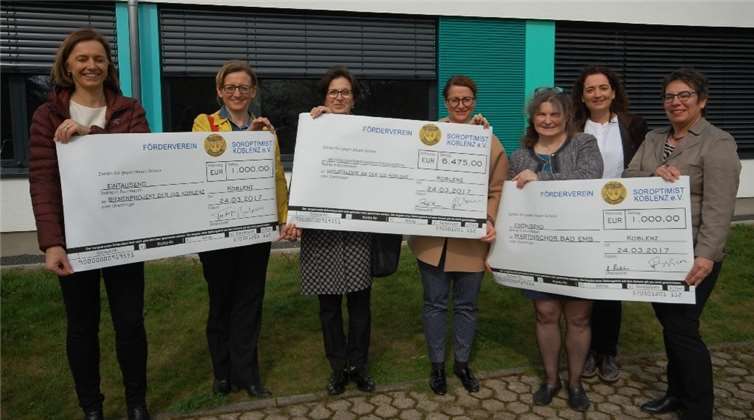 V.l.: Bettina Dieterle, Judith Reines, Irmgard Bobbert, Verena Wiedenhues, Stefanie Droll (Schulleiterin IGS Kolblenz) Petra Scherhag und Frédérique Bruban.privat