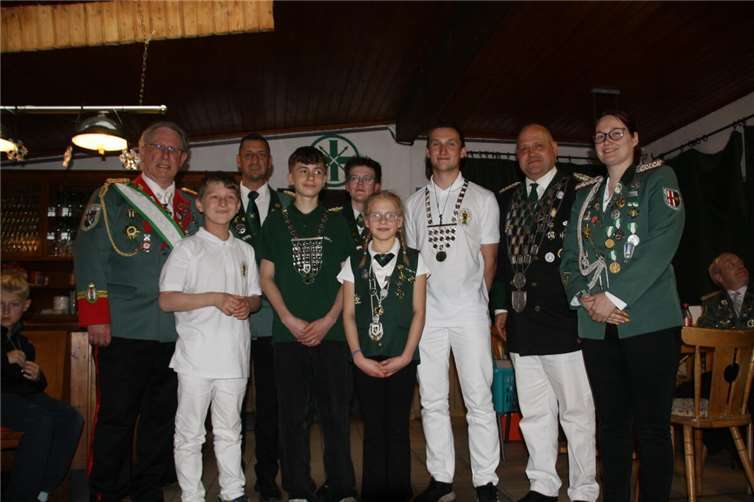 V.l.: Bezirksbundesmeister Sigi Belz, 2. Bambiniprinz Luca Schrade, St. Matthias Brohl Bezirksjungschützenmeister Karsten Eller, St. Hub. Königsfeld Bezirksschülerprinz Marlon Drüke, St. Seb. Bad Bodendorf Bezirksjungschützenmeisterin Ivonne Gerhartz, St. Seb. Heimersheim Erste Bezirksbambiniprinzessin Emilia Bottek; St. Seb. Remagen Bezirksjungschützenprinz Alexander Schrade, St. Matthias Brohl Bezirksschützenkönig Martin Schnitker, St. Matthias Brohl Diözesanjungschützenmeisterin Carina Keßelheim. Foto: privat