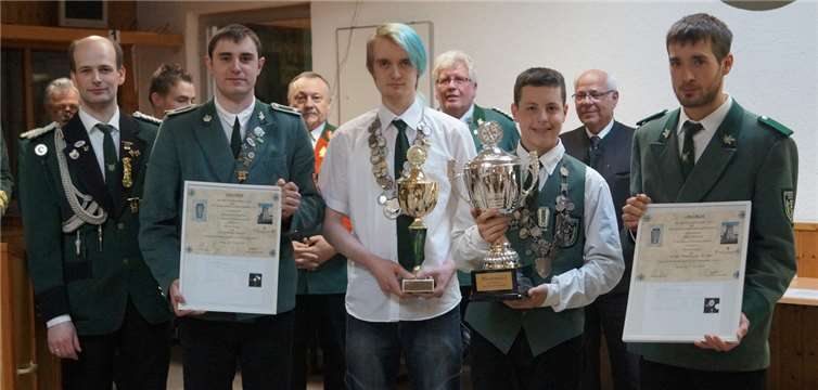 (V.l.) Bezirksjungschützenmeister Felix Stenzel, Tobias Münch, stellv. Jungschützenmeister Keldung, Bezirksprinz Daniel Schumacher, Bezirksschülerprinz Robin Barczak und Mathias Schneider, Schießmeister Gering. privat