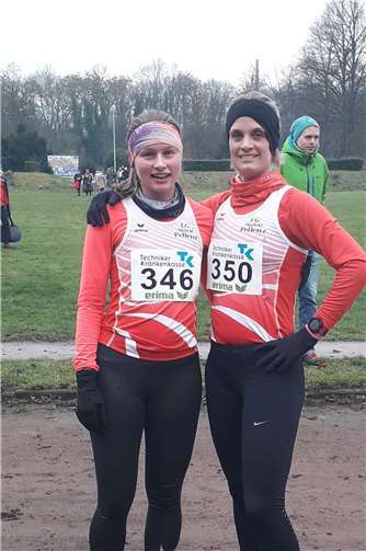 V.l.: Bezirksmeisterin Jana Krämer und Vizemeisterin Christine Zeni bei den Crosslaufmeisterschaften in Neuwied.Foto: privat