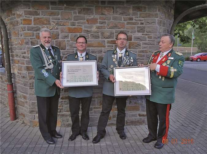 V.l. Bezirksschießmeister Karl-Heinz Esch, die neuen Träger des Sebastianus Ehrenkreuzes Jörg Bender und Stefan Helsper sowie Diözesanbundesmeister Hubert Mohr.