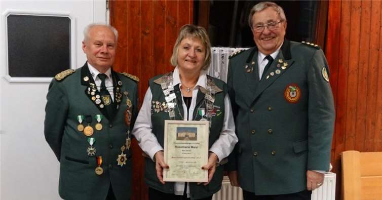 V.l.: Bezirksvorsitzender Wolfgang Hartwig, Bezirkskönigin Rosemarie Marzi und Bezirkssportleiter Manfred Hanke.