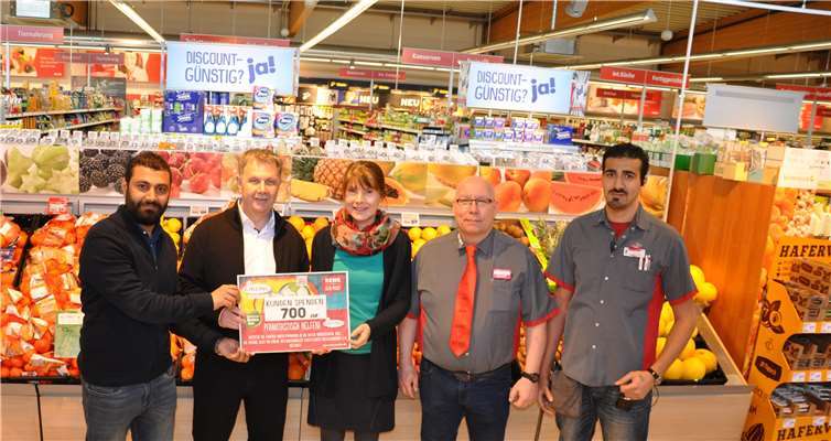 (V.l.:) Bilal Al Masri, (EIRENE), Jörg Müller (Geschäftsführer REWE-Markt), Anne Dähling (EIRENE), Hans-Ulrich Haupt und Alaa Daoui (Mitarbeiter REWE-Markt).Foto: EIRENE e.V.