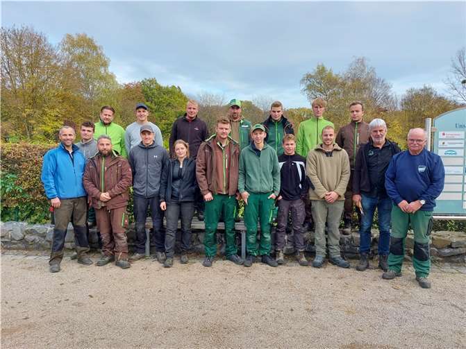 V.l.: Bildungsgangleiter Garten- und Landschaftsbau, Jens Buchholz, Peter Berg (2. v. r.), Werner Krupp, Head-Greenkeeper (r.). Foto: privat