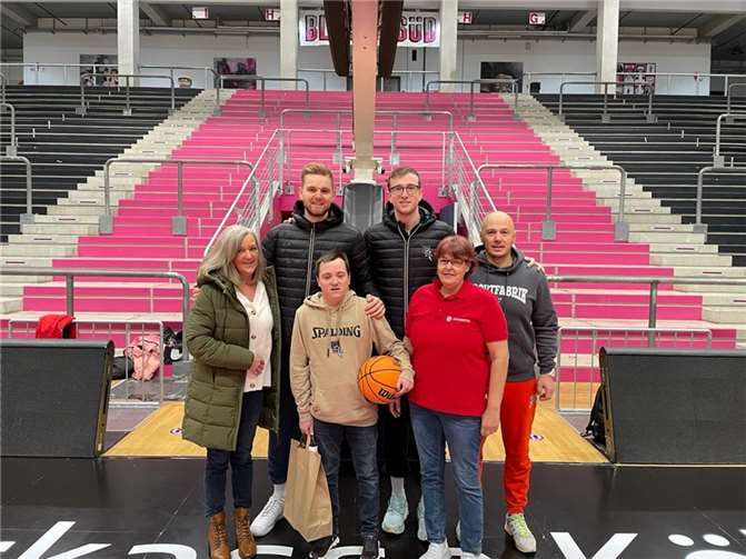 V.l.: Bogdan Sucio, Nadia Rücker, Thomas Kennedy, Till Pape, Julian und seine Mutter. Foto: Sven Otternberg