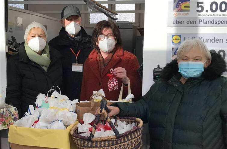 V.l.: Brigitte Ramms (Inner Wheel), Ludwig Mickisch (Tafel), Sabine Martin (Inner Wheel), Karin Woyke (Tafel).  Foto: privat