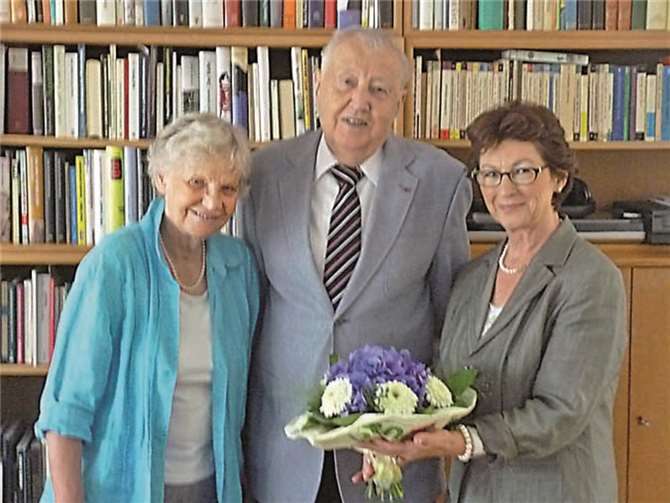 V.l.: Brigitte und Dr. Harald Uhl werden von Bürgermeisterin Renate Offergeld zu ihrem Ehrentag gratuliert.privat