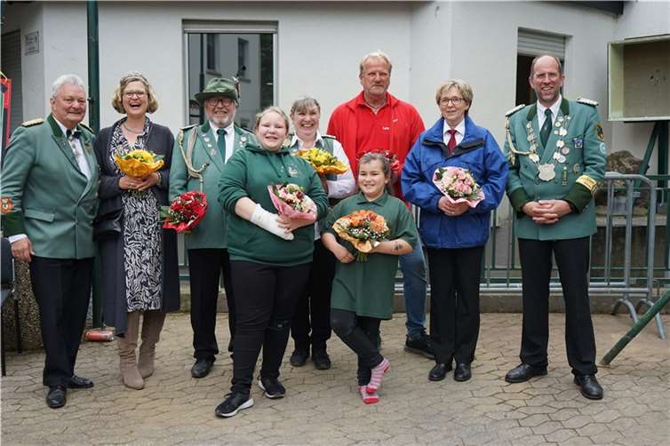 V.l. Brudermeister Walter Honerbach, noch amtierende Königin Vera Mahlberg, neuer Schützenkönig Udo Enders, neue Schülerprinzessin Hannah Enders, neue Schützenliesel (und Königin) Hannelore Enders, neuer Bürgerkönig Lars Klier, neue Bambiniprinzessin Isabelle Enders, neue Bürgerkönigin Petra Proft, noch amtierender König und stellvertr. Schiessmeister Rolf Mahlberg. Foto: A. Eich