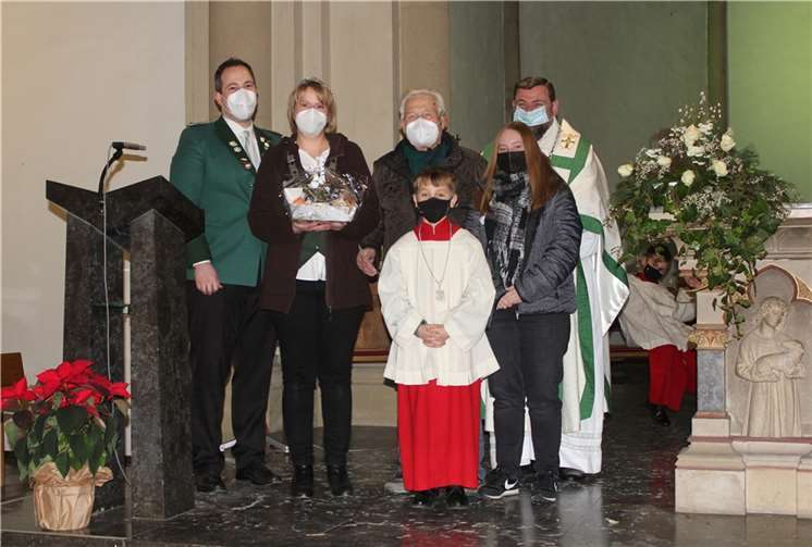 V.l.: Brudermeister und Prinzgemahl Hendrik Beer, Königin und Jubilar Anne Beer, Jubilar Martin Küster, Bambiniprinz Florian Klein, Prinzessin Antonia Imgrund und Diözesanpräses Stefan Ehrlich.  Foto: Helga Klein