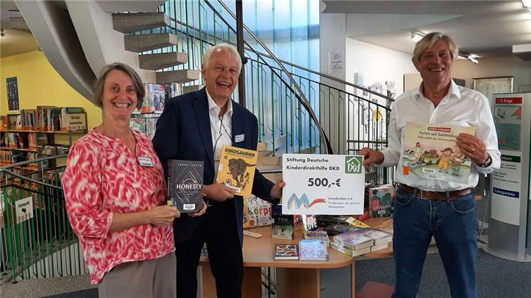 V.l.: Büchereileiterin Franzis Steinhauer, „LeseZeichen“-Vorsitzender Christian Dürig und Norbert Schaffrath, Kuratoriumsvorsitzender der DKD. Foto: privat