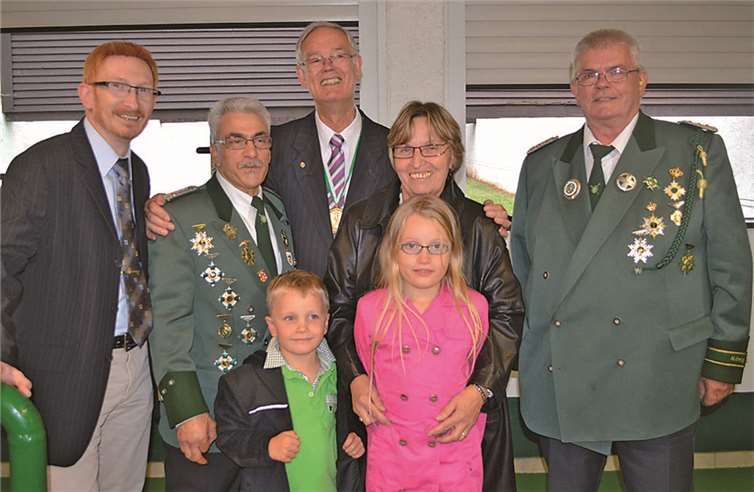 (V.l.) Bürgerkönig Heinz-Peter Hammer, Schützenkönig Salvatore Cristodaro, Präses Dechant Dr. Johannes Meyer, Königin Renate Cristodaro, Vorsitzender Herbert Deisen und die Enkel des Königspaares. AB