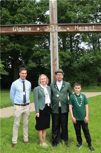 V.l.: Bürgerkönig Maximilian Klemmer, Schützenkönigin Inna Klemmer, Ehemann und Prinzgemahl Christian Klemmer, Schülerprinz Mika Gün.