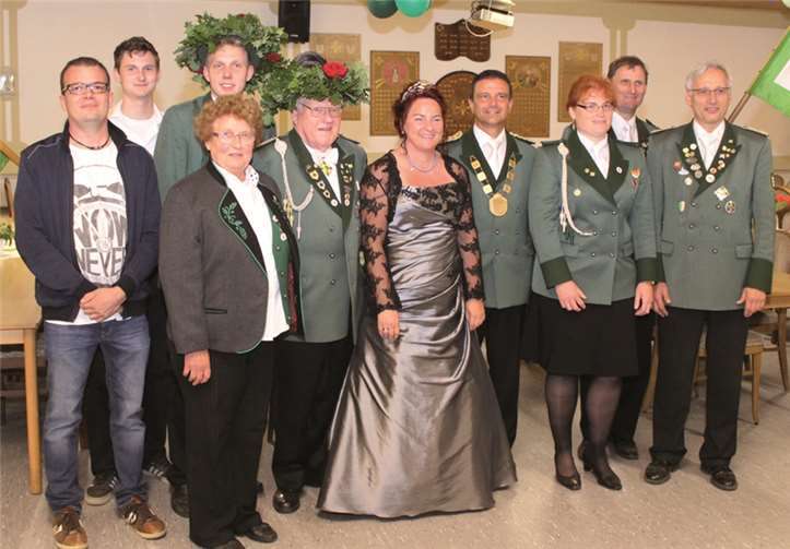 V.l. Bürgerkönig: Thomas Reichelt, Fahnenschwenker: Christian Euskirchen, Jungschützenprinz: Christian Allendorf, Kaiserin: Edeltraud Buckesfeld, Kaiser: Günter Buckesfeld, Amtieredende Königin: Ruth Lütz, Amtierender König: Manfred Lütz, Schützenliesel: Sandra Wexel, Hauptmann: Willi Euskirchen, Brudermeister: Werner Neubauer. privat