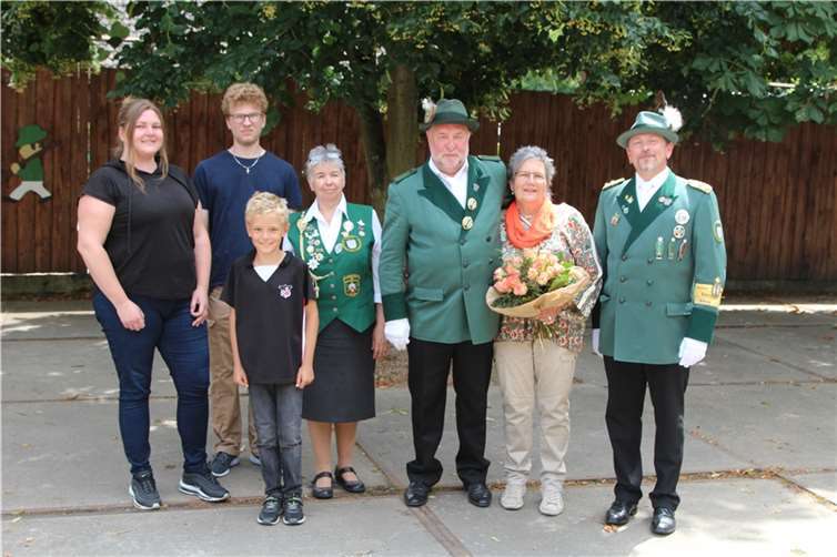 V.l.: Bürgerkönigin Corinna Velten, Jungschützenprinz Andreas Holzem, Schülerprinz Daniel Lepp, Schützenliesel Traudel Seitz, Königspaar Josef und Ute Fuhs, 1. Brudermeister Sascha Dotten. Foto: privat