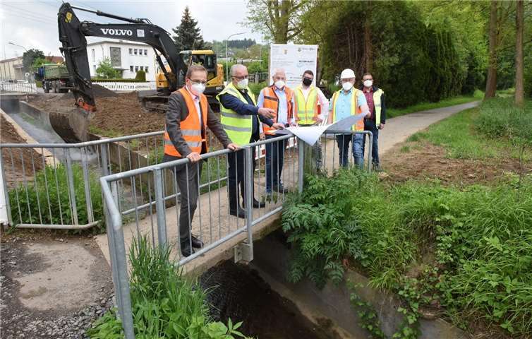 V.l.: Bürgermeister Andreas Geron (Stadt Sinzig), Präsident Uwe Hüser (SGD Nord), Stephan Porz (Ingenieurbüro Porz & Partner), Werkleiter Carsten Lohre (Stadtwerke Sinzig), Franz Nürenberg (Stadtwerke Sinzig), Wolfgang Schäfer (SGD Nord).Foto: Martin Gausmann