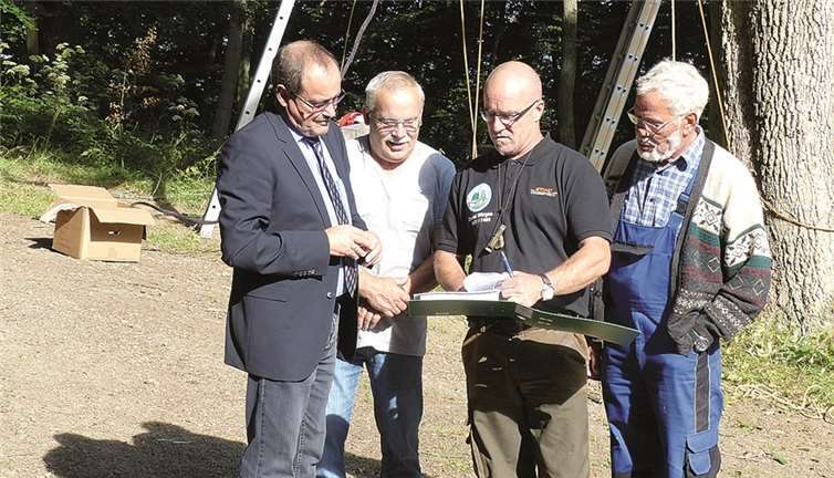 (V.l.) Bürgermeister Gerd Heilmann, Verbandsgemeinde Vordereifel, Winfried Schlich, Ortsgemeinde Kirchwald, Daniel Wirges von der WiWi Umweltgesellschaft mbH und Heinz Meyer besprechen Maßnahmen an der Dicken Eiche. privat