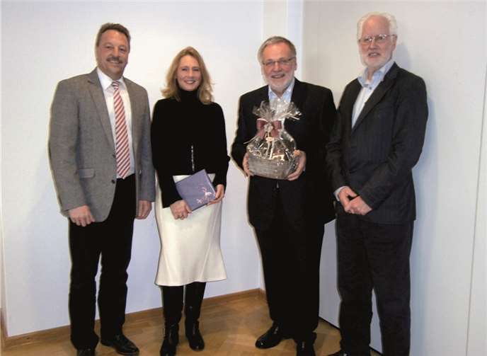 V.l.: Bürgermeister Hans-Werner Breithausen, Brigitte Riebold, Ulrich Högg, Vorsitzender KVHS Klaus Hannuschke.privat