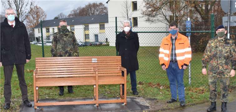 V.l.: Bürgermeister Ludger Banken, Brigadegeneral Ralf Hoffmann, Vorsitzender des Seniorenforums e.V. Henning Horn, Torsten Bölingen vom Bauhof, Patenschaftsbeautragter der Bundeswehr Rheinbach, Jens Nötzel.Foto: EICH