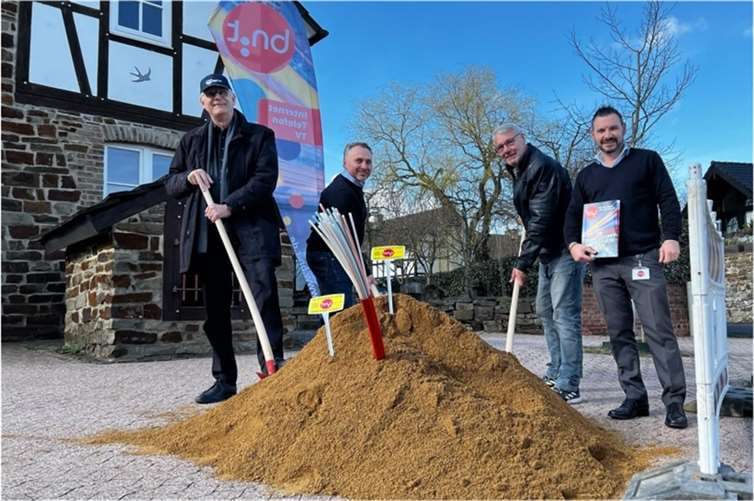 V.l.: Bürgermeister Ludger Banken, Lukas Romanowski (bn:t Rolloutmanager), Erich Mosblech (Ortsvorsteher Hilberath), Nikolaos Pantios (bn:t Vertriebsleiter. Foto: bn:t Blatzheim Networks Telecom GmbH
