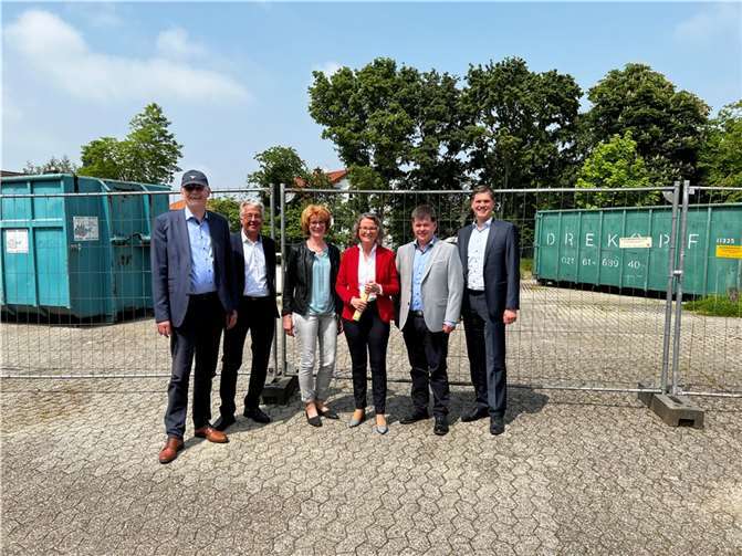 Fortschritte und Herausforderungen des Wiederaufbaus nach der Flut im Fokus V.l.: Bürgermeister Ludger Banken, Thomas Lülsdorf (MHKBD), Ortsvorsteherin Ellen Schüller, Ministerin Ina Scharrenbach (Ministerium Heimat, Kommunales, Bau, Digitalisierung), Thorsten Bölinger (Technischer Beigeordneter der Stadt Rheinbach), Henk Brockmeyer (Geschäftsführung NRW.URBAN). Foto: Stadt Rheinbach
