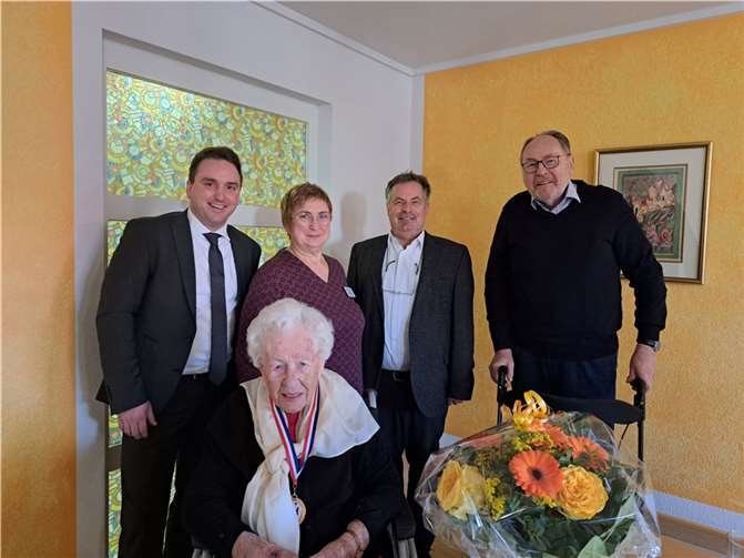 (V.l.): Bürgermeister Marcel Caspers, Pflegedienstleiterin Galina Richter, Kreisabgeordneter Friedhelm Münch und Leonhard Werthmann gratulierten Erna Werthmann (vorne). Foto: Nadja Frei
