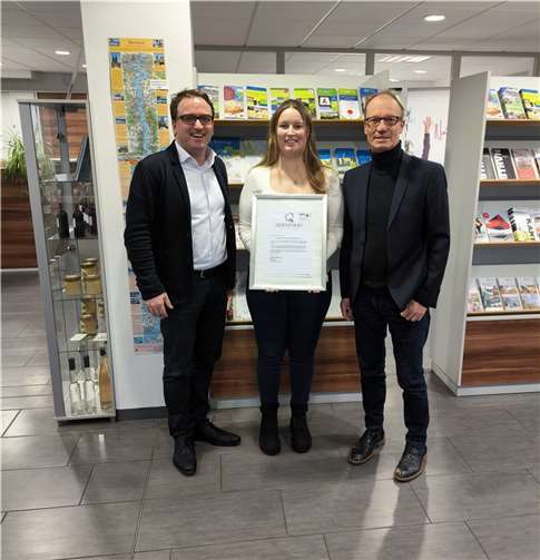 V.l.: Bürgermeister Marcel Caspers, Sabrina Neihs (Mitarbeiterin TI); Holger Klemm (Leiter TI) mit der Urkunde des DTV in den Räumen der TI Bad Breisig. Foto: privat