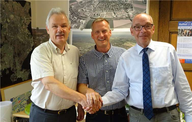 (V.l.) Bürgermeister Stefan Raetz, Karsten Logemann und Dr. Raffael Knauber.privat