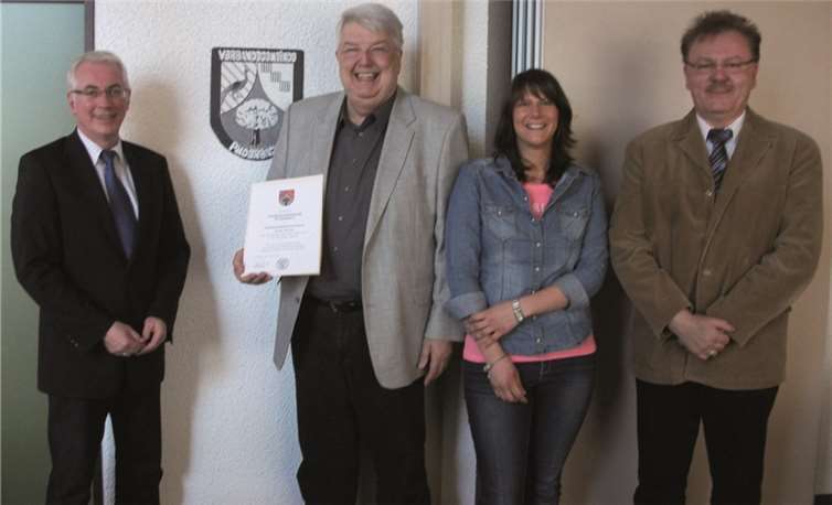 (V.l.) Bürgermeister Volker Mendel, Pensionär Achim Zeiler, stv. Personalratsvorsitzende Jennifer Groe, Büroleiter Wolfgang Müller.  Privat
