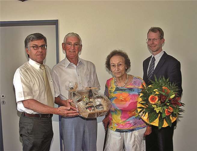 V.l. Bürgermeister Wolfgang Kroeger, Alfons Friedsam mit Lebensgefährtin Maria Tietz und Personalrat-Vorsitzender Bernhard Ockenfels bei der Verabschiedung im Rathaus.RÜ
