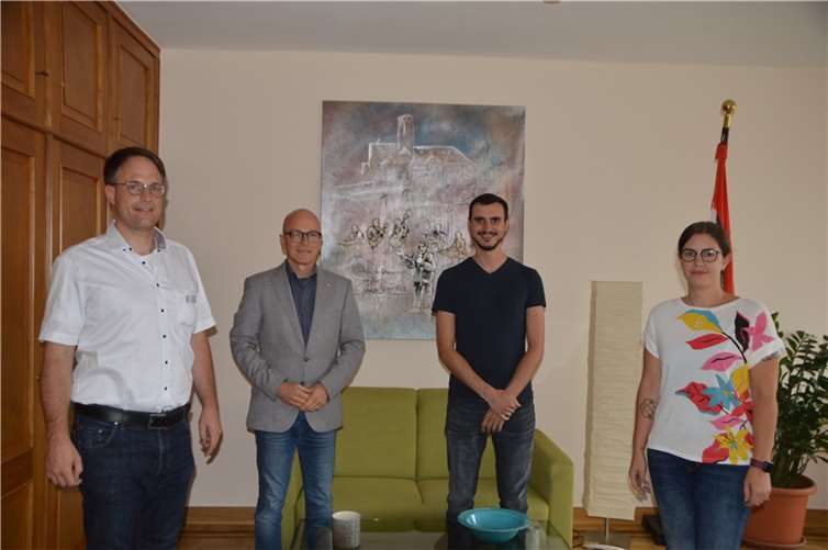 V.l.: Büroleiter Christoph Buttner, Oberbürgermeister Dirk Meid, Felix Ponstein und Svenja Schäfges-Zimmer als Vertreterin des Personalrates.Foto: Jacqueline Blang/Stadt Mayen