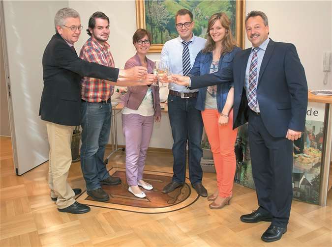 V.l.: Büroleiter Horst Hachenberg, Karsten Lück, Christine Muscheid, Philipp Ehlscheid, Sabrina Puderbach und Bürgermeister Hans-Werner Breithausen.