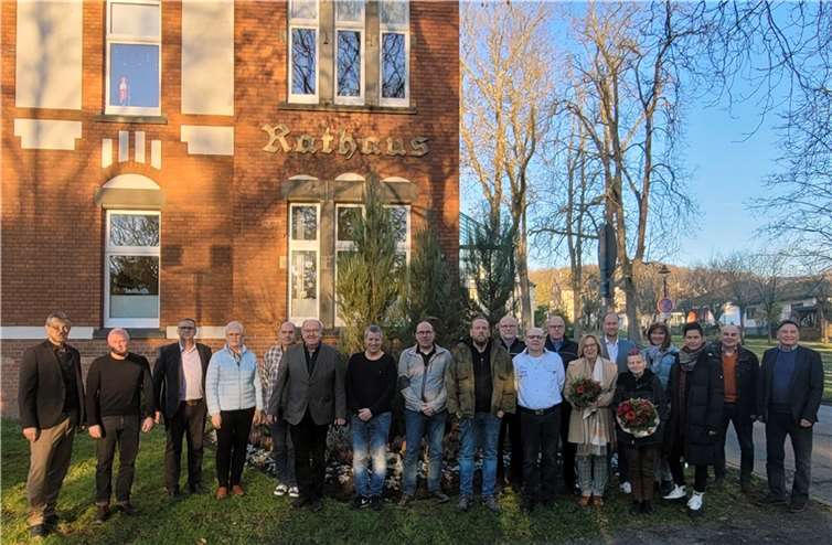 V.l.: Büroleiter Thomas Gutfrucht, Personalleiter Uli Kalb, Werner Prümm, Leiter Fachbereich 4, Ingeborg Hofer, Thomas Schuster, Erster Beigeordneter Bernhard Wiemer, Alexander Schaub, Klaus Karbach, Dennis John, Helmut Metzler, Karl-Werner Kamp, Michael Moritz, Margret Heinrich, Thomas Bach, Leiter Fachbereich 3, Christine Pütter, Barbara Ludwig-Neiß, Ines Lindemann-Günther, Stefan Brink, Leiter Fachbereich 2, Gerd Schmitz. Foto: privat