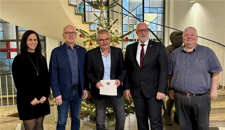 V.l.: Büroleitung Jasmin Alter, Oberbürgermeister Dirk Meid, Robert Dewald, Fachbereichsleiter Uwe Hoffmann und Personalratsvorsitzender Wolfgang Goeken. Foto: Janine Pitzen/Stadt Mayen