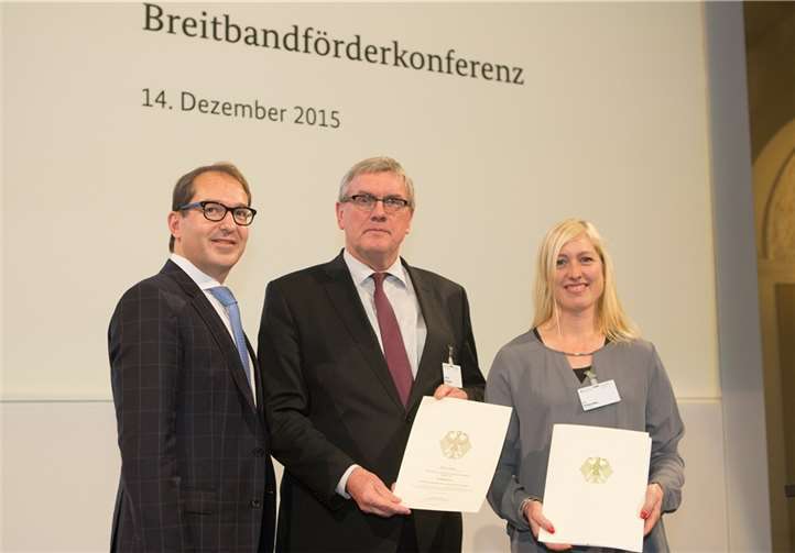 V.l. Bundesminister Alexander Dobrindt, Landrat Sebastian Schuster und Siri Grischke, Wirtschaftsförderung des Rhein-Sieg-Kreises.privat