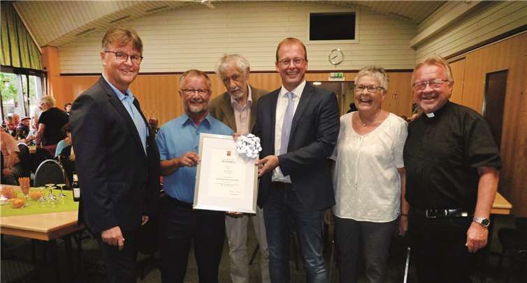 V.l. Burkhard Nauroth (Erster Kreisbeigeordneter), Bernd Merkler, Godehard Jünemann, VG-Bürgermeister Jörg Lempertz, Doris Roßmann und Pastor Ralf Birkenheier.