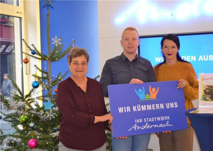 (V.l) Caritas-Mitarbeiterin Martina Prüm, Ansprechpartner Marcel Brandt – Mitarbeiter im Kundenservice, und Karoline Zentowski – Assistentin der Geschäftsführung und zuständig für PR & Marketing, laden alle zum Caritas-Wunschbaum in die Läufstraße 4 bei den Stadtwerken Andernach ein. E:T. Müller