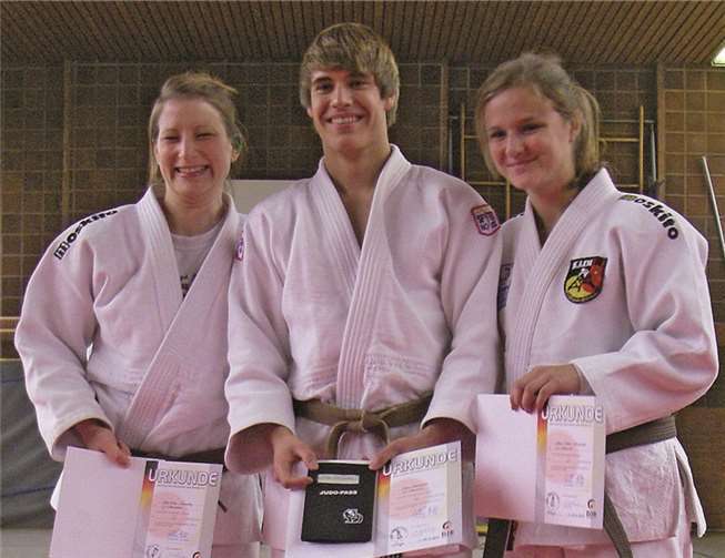 (V.l.) Charlotte Sonntag, Sven Schneider und Clara Schneider mit ihren Urkunden. privat