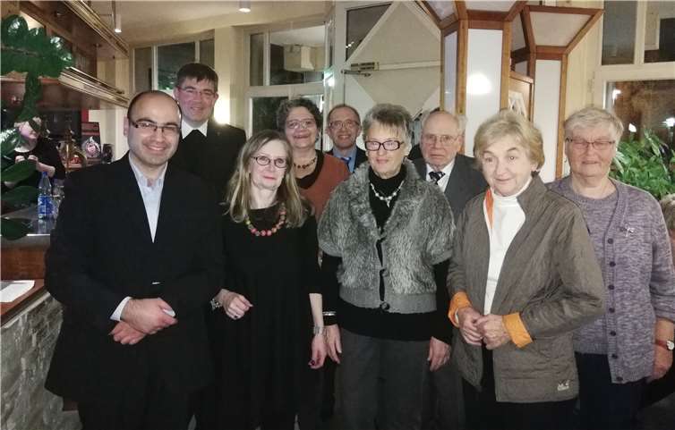 V.l.: Chorleiter Teófanes González, Dechant Achim Thieser, Sigrid Seul, Ingrid Möhlig, Michael Albrech, Marita Schäfer, Ernst-Wilhelm Schweikert, Theresia Weigel und Marlies Kloten.privat